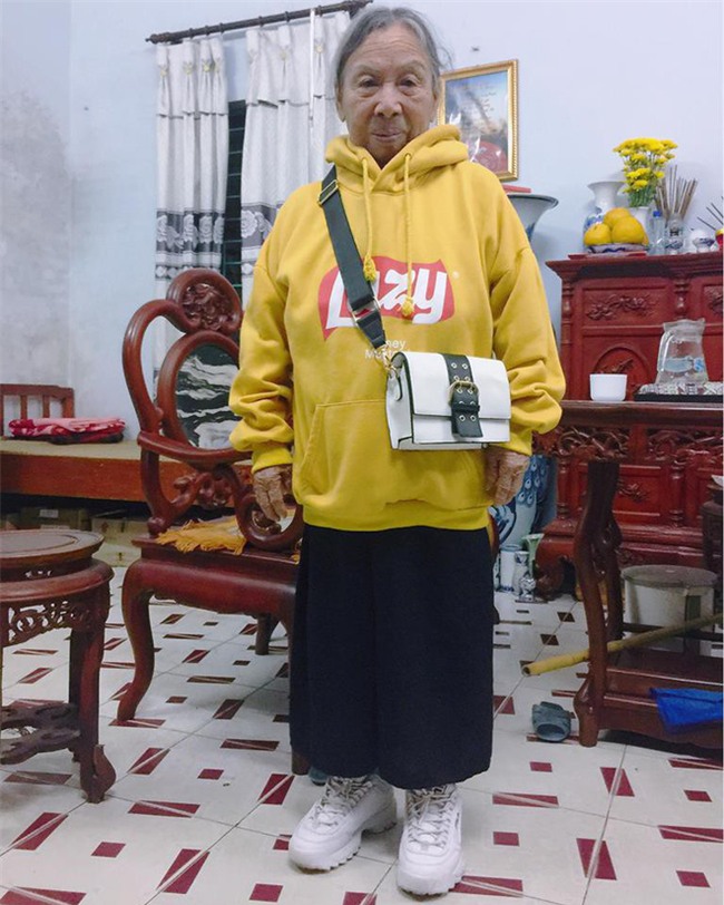 Mặc áo hoodie vàng, mang giày FILA, bà nội 87 tuổi bỏ xa lớp trẻ vì độ sành điệu - Ảnh 1.