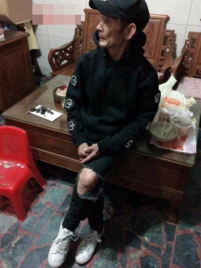 Mặc áo hoodie vàng, mang giày FILA, bà nội 87 tuổi bỏ xa lớp trẻ vì độ sành điệu - Ảnh 4.