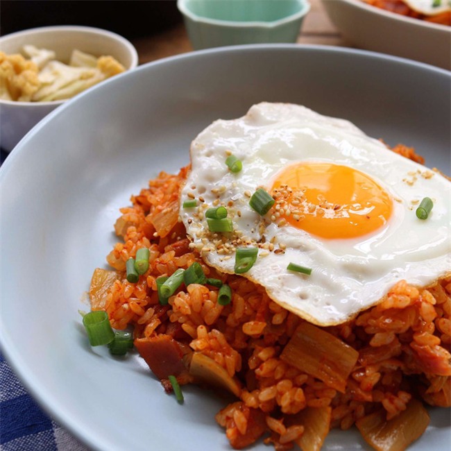 Chỉ 30 phút có ngay bát cơm chiên kim chi nóng hổi, đủ chất cho bữa trưa - Ảnh 6.
