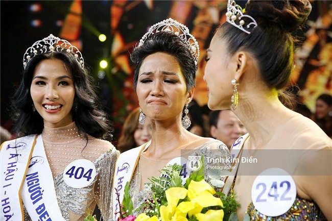 Biểu cảm lúc đăng quang không rõ “cười hay mếu” của Tân hoa hậu Hoàn vũ H’Hen Niê lại thành nguồn chế ảnh bất tận! - Ảnh 2.