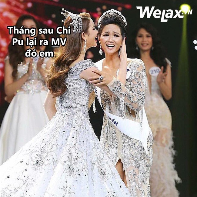 Biểu cảm lúc đăng quang không rõ “cười hay mếu” của Tân hoa hậu Hoàn vũ H’Hen Niê lại thành nguồn chế ảnh bất tận! - Ảnh 4.