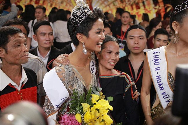 hot: clip doc quyen tan hoa hau hoan vu  h' hen nie "quay het minh" sau dang quang - 1