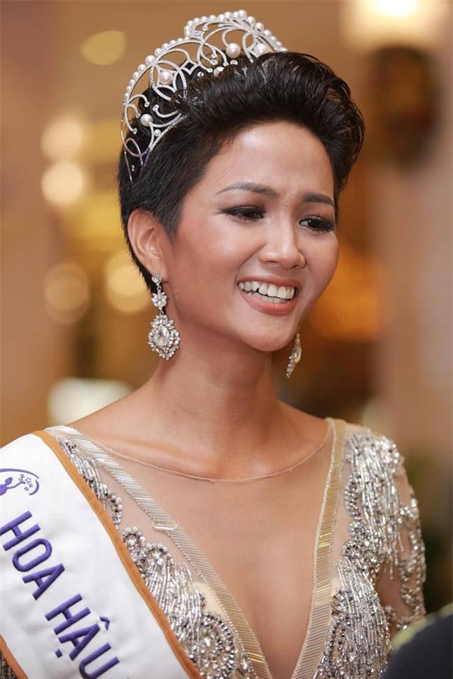 hot: clip doc quyen tan hoa hau hoan vu  h' hen nie "quay het minh" sau dang quang - 3