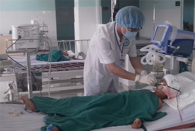 Bị đạn bắn xuyên thái dương khi đang bế em