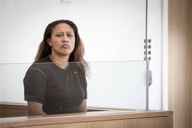 Người phụ nữ sau nhiều năm nhìn bé gái bị nhét vào máy sấy quần áo, treo trên đống lửa mà không can ngăn cuối cùng cũng lên tiếng - Ảnh 2.