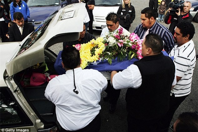 Người phụ nữ sau nhiều năm nhìn bé gái bị nhét vào máy sấy quần áo, treo trên đống lửa mà không can ngăn cuối cùng cũng lên tiếng - Ảnh 4.