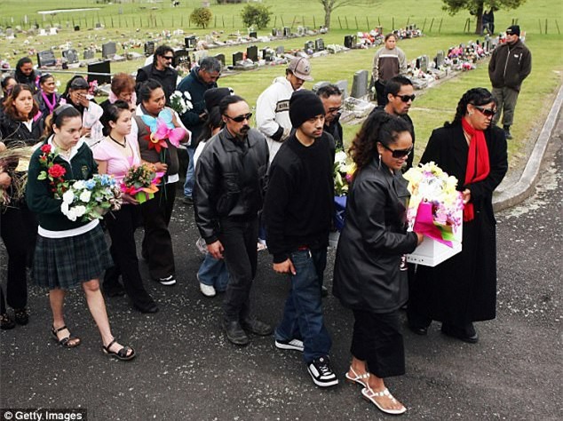 Người phụ nữ sau nhiều năm nhìn bé gái bị nhét vào máy sấy quần áo, treo trên đống lửa mà không can ngăn cuối cùng cũng lên tiếng - Ảnh 5.