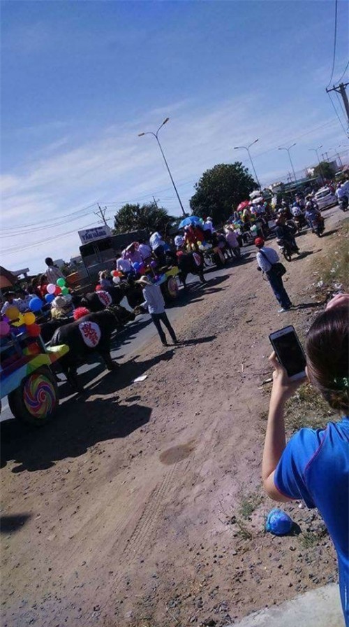 Đám cưới HOT nhất đầu năm 2018: Chú rể rước dâu bằng 14 con trâu-3