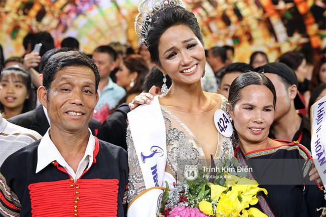 Cuộc sống gia đình khó khăn của Tân Hoa hậu Hoàn vũ Việt Nam HHen Niê - Ảnh 1.
