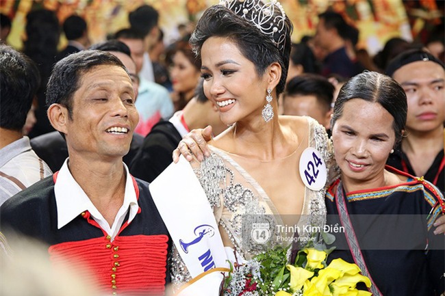 Cuộc sống gia đình khó khăn của Tân Hoa hậu Hoàn vũ Việt Nam HHen Niê - Ảnh 2.