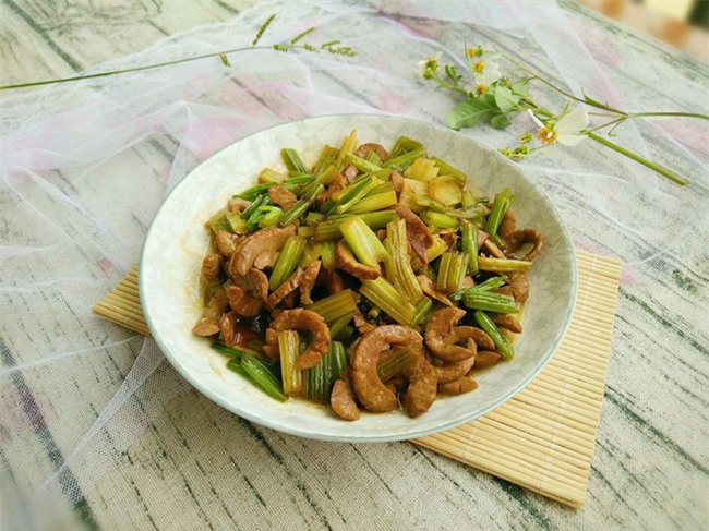 Đơn giản mà ngọt ngon món cật xào cần tây - Ảnh 5.