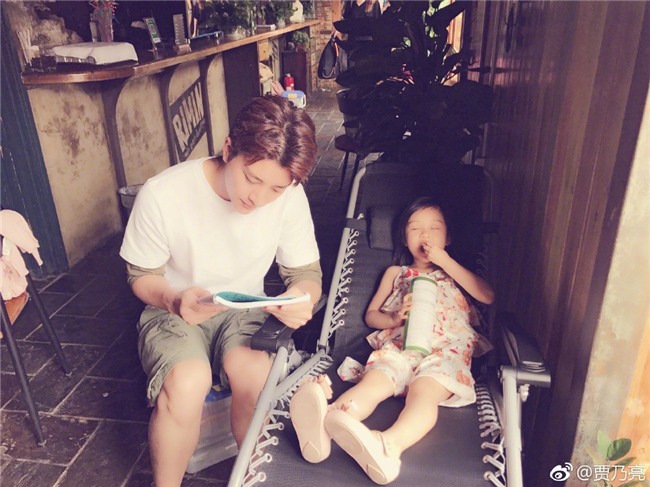 Giả Nãi Lượng viết tâm thư âm thầm thừa nhận Lý Tiểu Lộ ngoại tình, cả gia đình ngã bệnh vì scandal