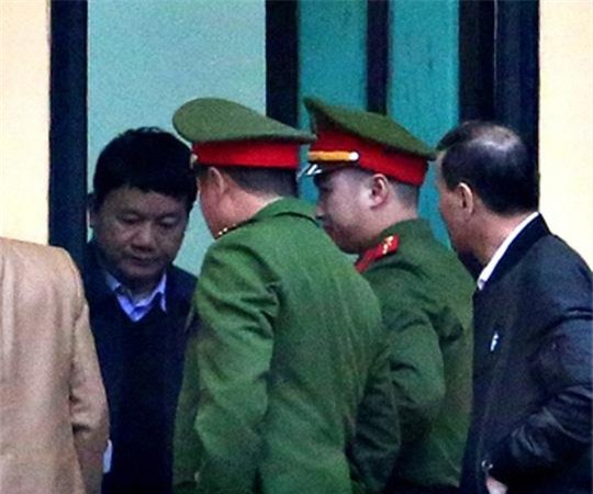 ong dinh la thang mac ao khoac xanh toi toa - 1