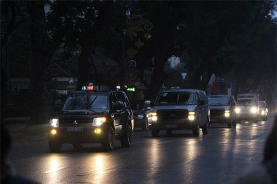 ong dinh la thang mac ao khoac xanh toi toa - 2