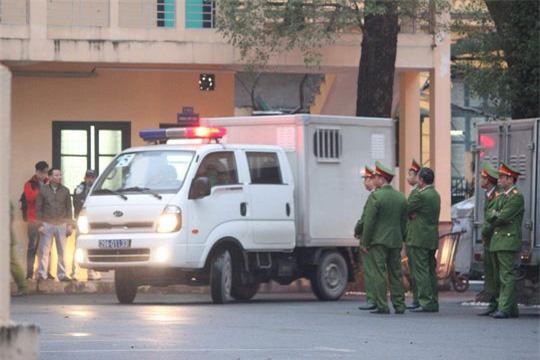 ong dinh la thang mac ao khoac xanh toi toa - 3