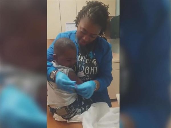 26 trieu luot xem video thu thuat tiem chung cho tre khong khoc cua nu y ta - 2