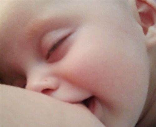 Cận cảnh khuôn mặt hạnh phúc của những em bé “phê” sữa sau khi bú mẹ - Ảnh 2.