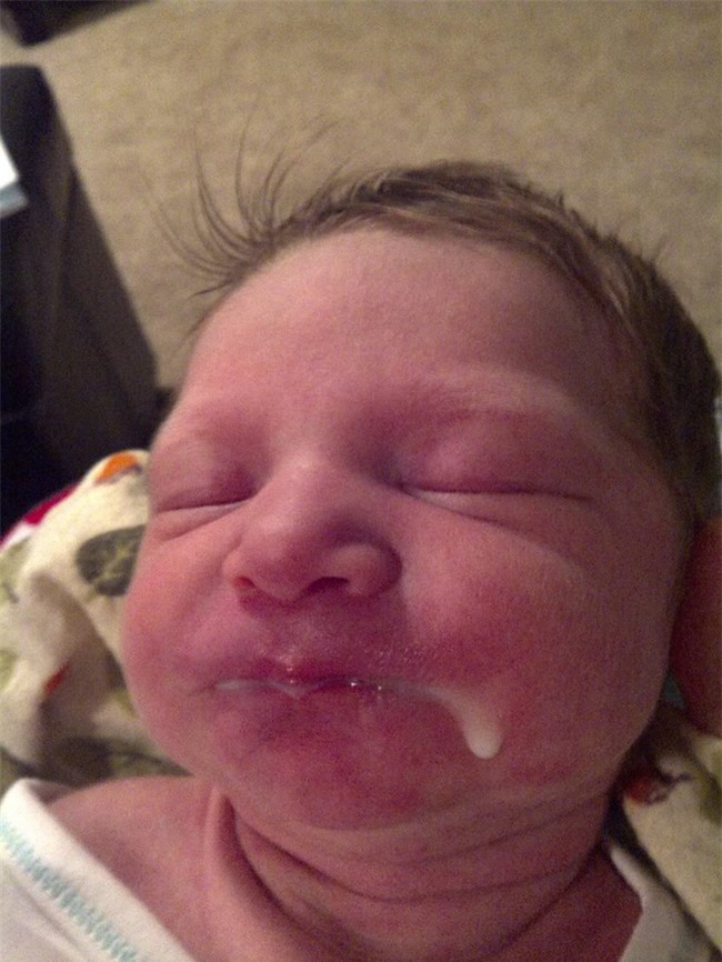 Cận cảnh khuôn mặt hạnh phúc của những em bé “phê” sữa sau khi bú mẹ - Ảnh 3.