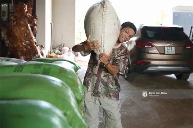 Bố HHen Niê vẫn tất bật với công việc làm ruộng, bốc vác dù con gái vừa đăng quang Hoa hậu Hoàn vũ - Ảnh 12.
