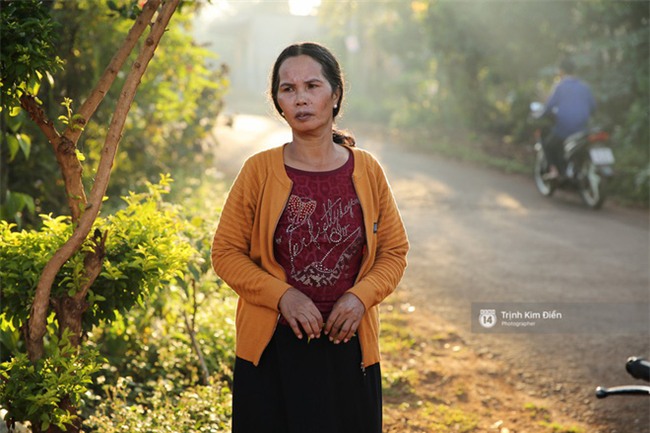 Bố HHen Niê vẫn tất bật với công việc làm ruộng, bốc vác dù con gái vừa đăng quang Hoa hậu Hoàn vũ - Ảnh 2.