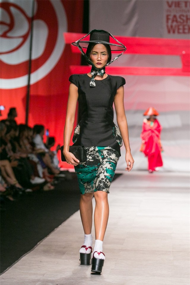 Trước khi đăng quang Hoa hậu, HHen Niê đã là một người mẫu sáng giá với những khoảnh khắc catwalk xuất thần thế này đây - Ảnh 8.