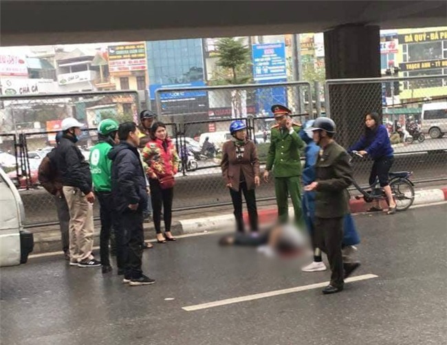 Hà Nội: Người đàn ông bất ngờ nhảy cầu vượt Ngã Tư Sở xuống đất, nằm bất động trên vũng máu - Ảnh 1.