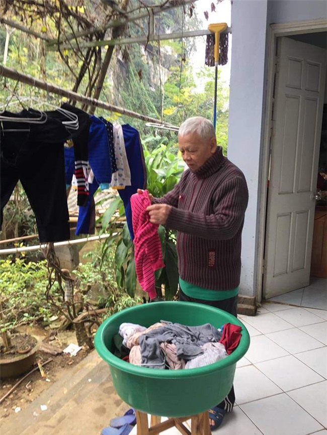 choang voi bo chong giup con dau phoi quan ao, rua bat, may vay cho chau - 1