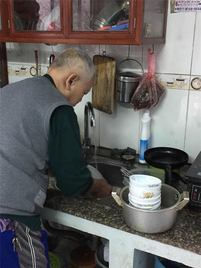 choang voi bo chong giup con dau phoi quan ao, rua bat, may vay cho chau - 3