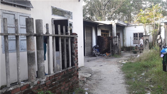 Hoảng hồn phát hiện nam thanh niên chết trong tư thế treo cổ, bốc mùi trong nhà trọ - Ảnh 2.