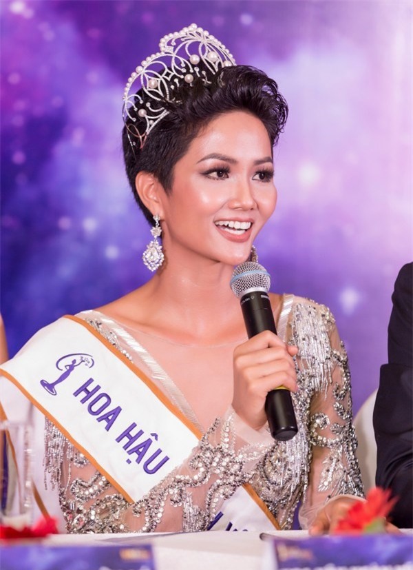 Hôm chung kết trang điểm đẹp là, 2 ngày sau Tân HHHV H’Hen Niê mắc ngay lỗi trang điểm mặt loang lổ phấn - Ảnh 4.