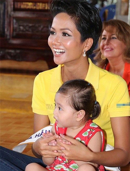 Hôm chung kết trang điểm đẹp là, 2 ngày sau Tân HHHV H’Hen Niê mắc ngay lỗi trang điểm mặt loang lổ phấn - Ảnh 8.