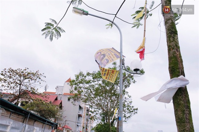 Hà Nội: Gió rét thổi mạnh, nhiều người chạy xe máy bị quật chao đảo trên đường phố - Ảnh 4.
