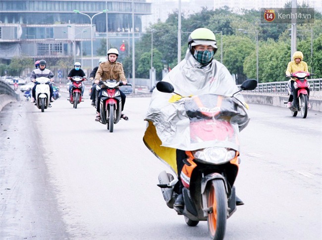 Hà Nội: Gió rét thổi mạnh, nhiều người chạy xe máy bị quật chao đảo trên đường phố - Ảnh 5.