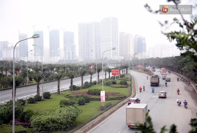Hà Nội: Gió rét thổi mạnh, nhiều người chạy xe máy bị quật chao đảo trên đường phố - Ảnh 6.