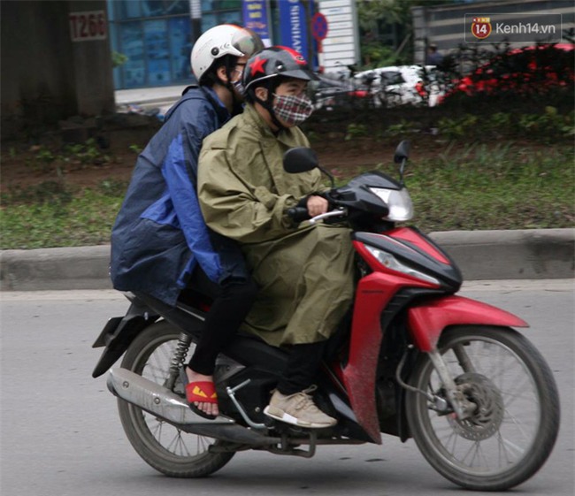 Hà Nội: Gió rét thổi mạnh, nhiều người chạy xe máy bị quật chao đảo trên đường phố - Ảnh 9.