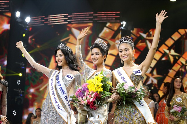 HHen Niê lần đầu trả lời phỏng vấn sau đăng quang: Đi thi, đến cái vali, đôi dép... cũng phải đi mượn - Ảnh 1.