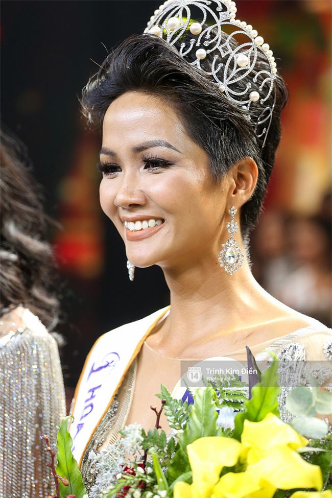 H'Hen Niê lần đầu trả lời phỏng vấn sau đăng quang: "Đi thi, đến cái vali, đôi dép... cũng phải đi mượn" - Ảnh 7.