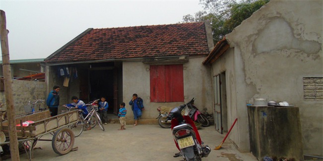 Người cha tật nguyền ngày ngày bán tăm dạo kiếm tiền chữa bệnh cho con trai mắc bệnh hiểm nghèo, bụng căng phồng chực nổ tung - Ảnh 3.