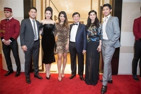 Tú Anh công khai xuất hiện cùng gia đình Phillip Nguyễn giữa tin đồn hẹn hò - Ảnh 1.