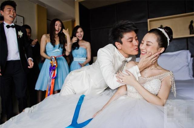 Ảnh cưới của Lý Tiểu Lộ - Giả Nãi Lượng khiến dân tình xót xa: Chú rể nâng niu, hôn chân cô dâu trong xúc động! - Ảnh 1.