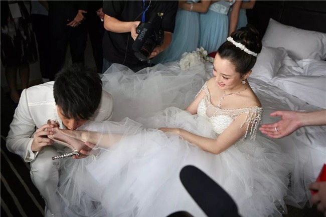 Ảnh cưới của Lý Tiểu Lộ - Giả Nãi Lượng khiến dân tình xót xa: Chú rể nâng niu, hôn chân cô dâu trong xúc động! - Ảnh 3.