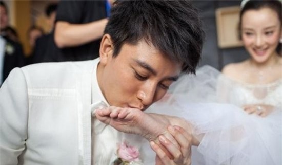 Ảnh cưới của Lý Tiểu Lộ - Giả Nãi Lượng khiến dân tình xót xa: Chú rể nâng niu, hôn chân cô dâu trong xúc động! - Ảnh 4.