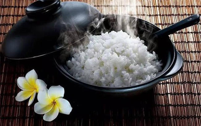 Nấu cơm sống thì đừng đổ cả nồi vào sọt rác mà hãy cho một ít rượu vào trộn với cơm theo tỷ lệ này - Ảnh 1.