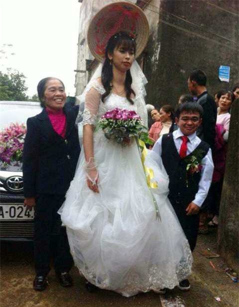 dam cuoi cua chu re cao 1m voi co dau xinh xan cao 1m6 gay xon xao mxh - 1