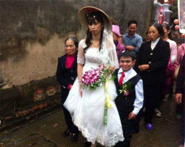 dam cuoi cua chu re cao 1m voi co dau xinh xan cao 1m6 gay xon xao mxh - 2