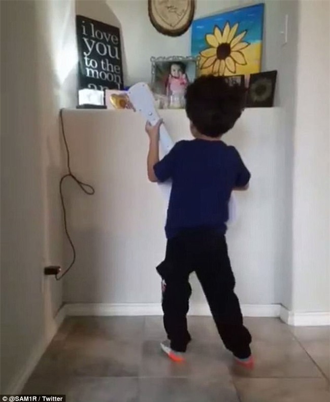 Cậu bé 4 tuổi đánh đàn, hát nhạc phim Coco trước tấm ảnh em gái và câu chuyện thực sự khiến nhiều người cảm động - Ảnh 6.