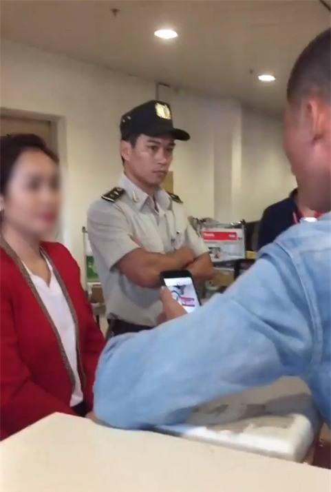 Clip khách nam quát mắng, xông vào nữ nhân viên ở sân bay vì cho rằng bị bắt xếp hàng nên check-in muộn, Vietjet nói gì? - Ảnh 2.