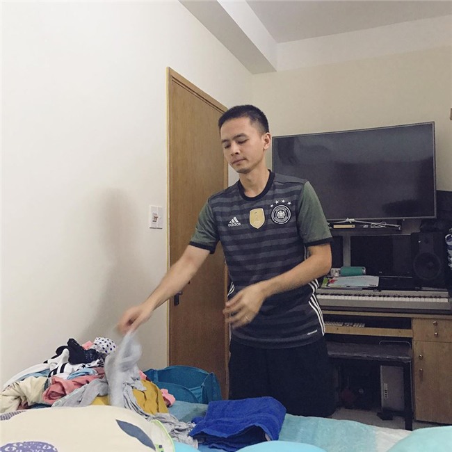 Tú Vi được ông xã Văn Anh cắt tỉa móng, bưng nước ngâm chân khi mang bầu-14