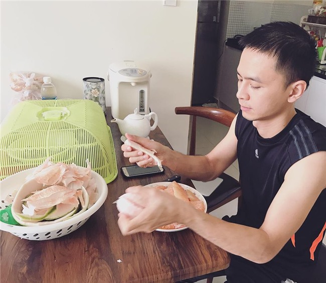 Tú Vi được ông xã Văn Anh cắt tỉa móng, bưng nước ngâm chân khi mang bầu-9