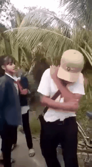 Clip: Nam sinh lớp 8 bị nhóm nữ sinh chặn đường, đạp vào người, tát túi bụi vào mặt khiến dư luận bức xúc - Ảnh 1.